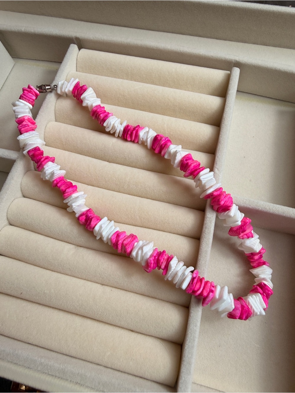 VINTAGE WHITE AND PINK PUKA SHELL NECKLACE with BARREL CLASP - Picture 2 of 5
